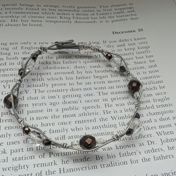 Elegant Silver and Black Beaded Bracelet - Picture 3 of 8